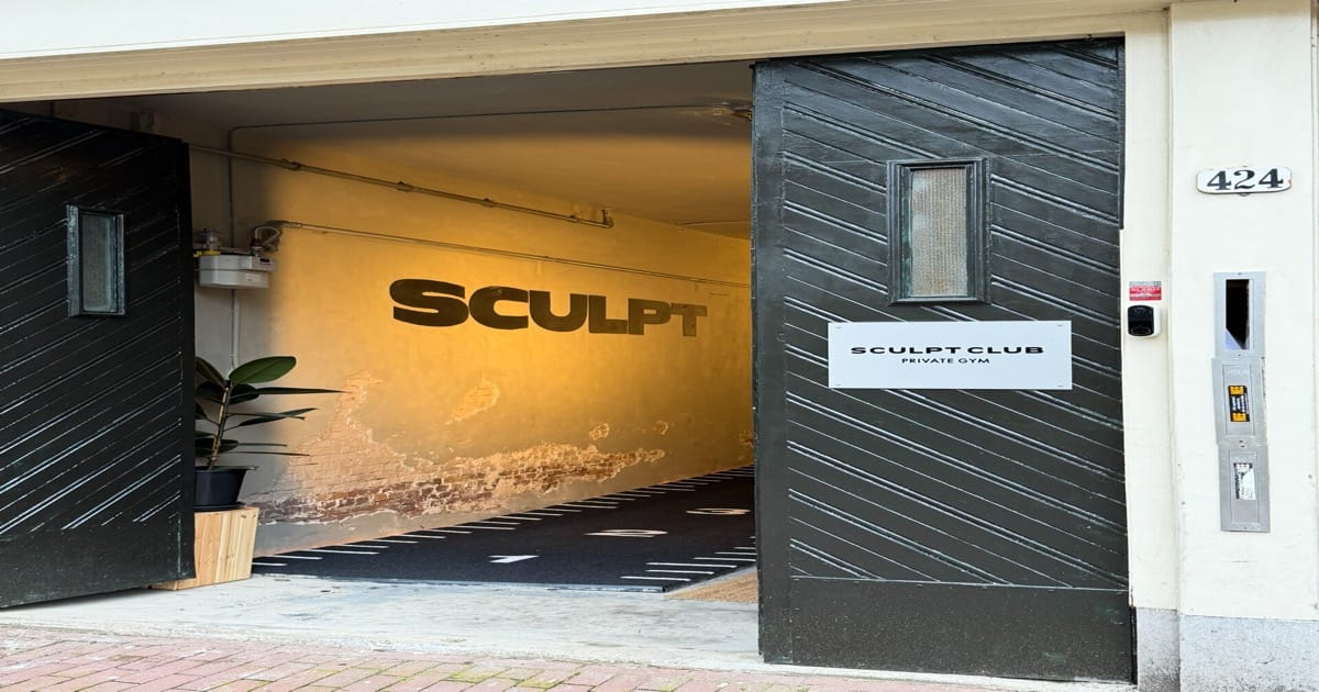 The entrance to SculptClub — Egelantiersgracht 424, Amsterdam Jordaan — exactly where you'll walk up for your first visit