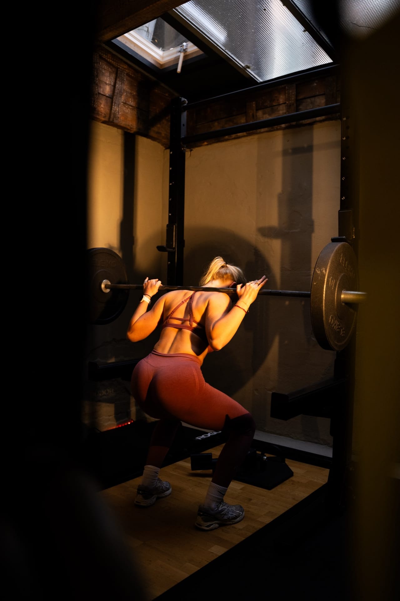Cinematische back squat door het rack bij SculptClub